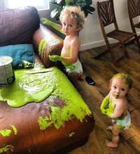 Kelakuan anak saat berada di rumah ketika work from home (WFH) kadang suka bikin pusing kepala. Berikut curhatan para netizen di dunia.