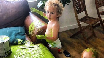 Jadi salah fokus liat ekspresi sang bayi yang menatap polos ke arah kamera, gemesin! Tapi ya, begini deh keribetan yang terjadi ketika harus jaga anak sambil bekerja, yang sabar ya. Foto: kenzmunson via Bored Panda