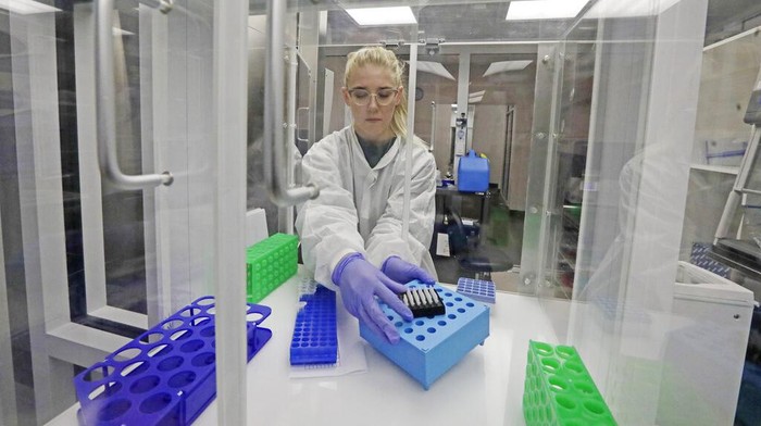 Laboratorium yang berbasis di AS telah menciptakan sebuah alat tes portabel yang bisa menunjukkan apakah seseorang terinfeksi virus corona dalam waktu 5 menit.