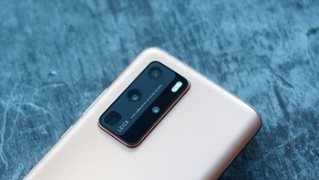 lensa utama Ultra Vision 50MP F/1.9, lensa ultrawide 40MP Cine Camera, lensa periscope 8MP dengan kemampuan 10x optical-zoom, lensa telephoto 8MP dengan kemampuan 3x optical-zoom, dan lensa 3D ToF. Foto: Sina Mobile