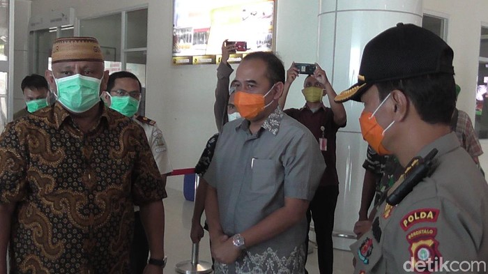 Gubernur Gorontallo, Rusli Habibie, bersama tim Satgas COVID-19 (Ajis Khalid/detikcom)

Perbatasan Atinggola, Kabupaten Gorontalo Utara salah satu pintu masuk dari Sulawesi Utara ke Gorontalo.