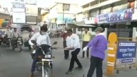 Aksi pemukulan pada warga yang masih bandel beraktivitas ini mengundang perdebatan. Ada yang memuji ketegasan pihak berwenang India, yang lain menganggap ini sebagai bentuk pelanggaran HAM. Bagaimana menurut kamu? (Twitter: @shawn_reynolds)