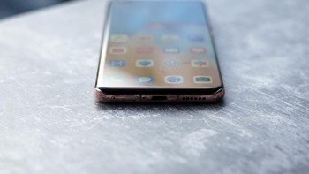 Ponsel ini ditenagai Kirin 990 5G, RAM 8 GB dan ROM 512 GB. Baterainya berkapasitas 4.200 mAh. Foto: Sina Mobile