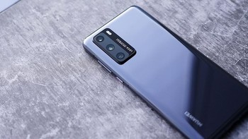 Terdiri dari sensor Ultra Vision 50MP F/1.9, ultrawide 16MP F/2.2, dan telephoto 8MP dengan kemampuan 3x optical-zoom Foto: Sina Mobile