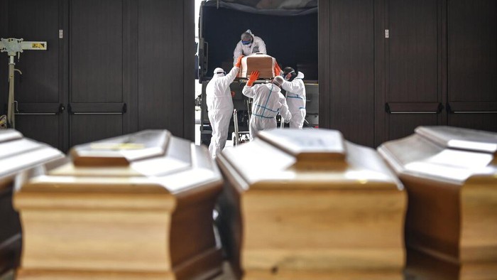 Otoritas Italia melaporkan angka kematian harian yang tertinggi karena virus corona sejak pandemi COVID-19 terjadi di negeri Eropa itu.