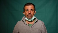 Kemudian ada, Dokter Sebastiano Petracca, 48, yang merupakan kepala dokter ICU di COVID 3 Spoke Clinic di Roma. Mata para petugas medis ini terlihat lelah. AP Photo/Domenico Stinellis.