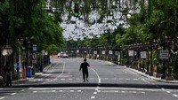 Warga melintas di Jalan Tunjungan yang tengah ditutup.