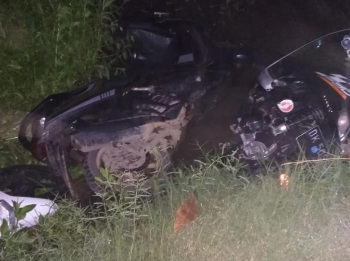 Usai dibubarkan polisi, kerumunan massa di banyuwangi semakin anarkis. Mereka merusak 4 rumah dan sepeda motor wartawan.