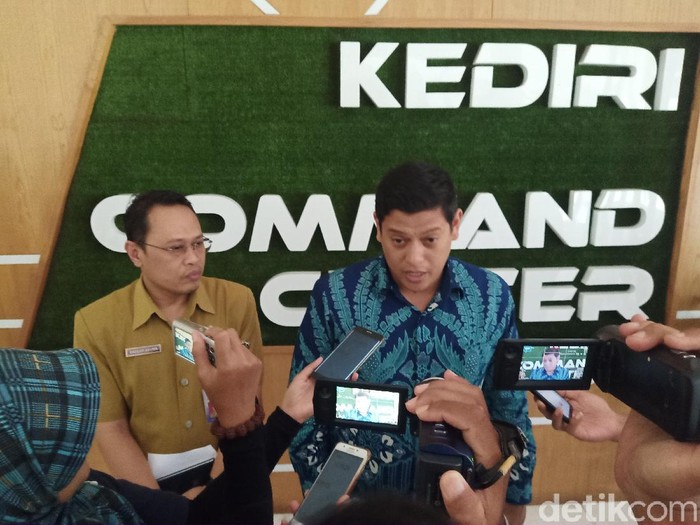 Seorang warga Kota Kediri dinyatakan positif corona. Kini Kota Kediri masuk zona merah covid-19.
