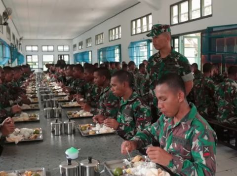 Super Disiplin! Seperti Ini Cara Makan Prajurit TNI 