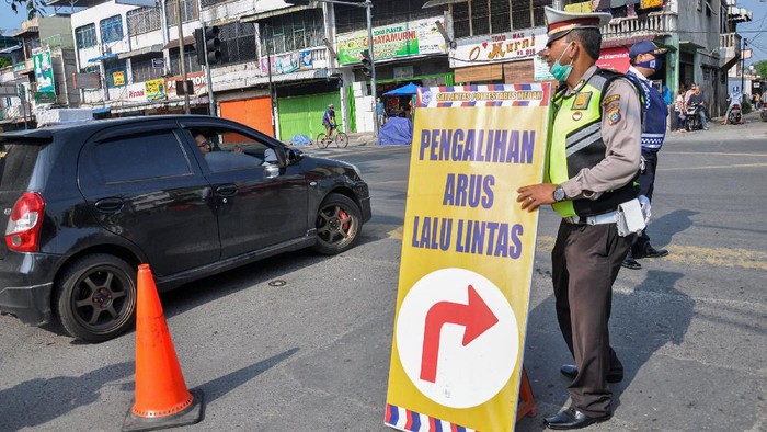Polisi menutup Jalan Brigjen Katamso, Medan, Sumatera Utara, Sabtu (28/3/2020). Penutupan di 12 titik ruas jalan di Kota Medan pada pukul 09.00 WIB -  pukul 15.00 WIB dan pukul 19.00 WIB - pukul 23.00 WIB itu untuk mencegah keramaian yang kemungkinan berdampak pada penyebaran virus COVID-19. ANTARA FOTO/Septianda Perdana/ama.