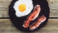 Ini penampilan miniatur menu sarapan telur mata sapi dan bacon buatan Andrea. Persis aslinya walaupun gunakan bahan wol. Foto: Instagram @andreaanimates