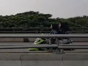 Duh! Pemotor Ini Nggak Pakai Helm, Lawan Arah, Masuk Tol Lagi