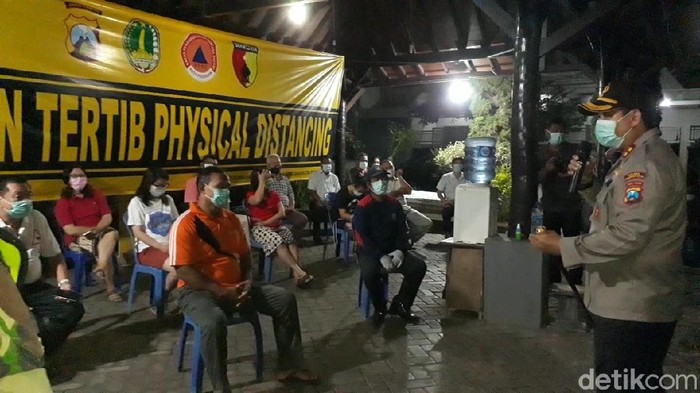 Polres Pasuruan Kota bersama Kodim dan pemerintah kota melaksanakan penyuluhan terkait physical distancing