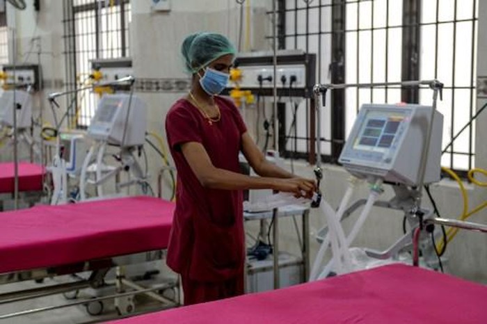 A medical staff checks on a ventilator of an intensive care unit at a newly inaugurated hospital by the Tamil Nadu state during a government-imposed nationwide lockdown as a preventive measure against the COVID-19 coronavirus, in Chennai on March 27, 2020. (Photo by Arun SANKAR / AFP)