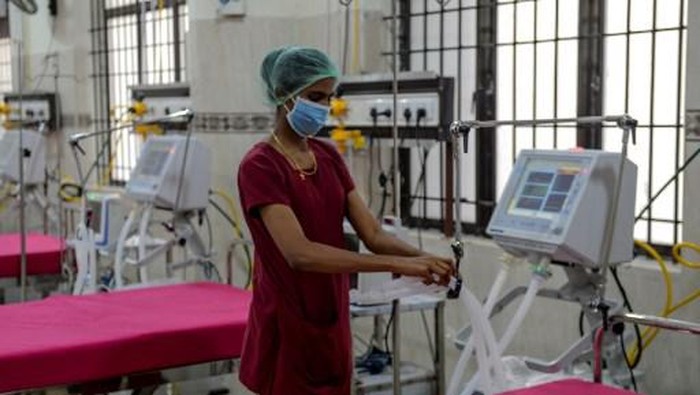 A medical staff checks on a ventilator of an intensive care unit at a newly inaugurated hospital by the Tamil Nadu state during a government-imposed nationwide lockdown as a preventive measure against the COVID-19 coronavirus, in Chennai on March 27, 2020. (Photo by Arun SANKAR / AFP)