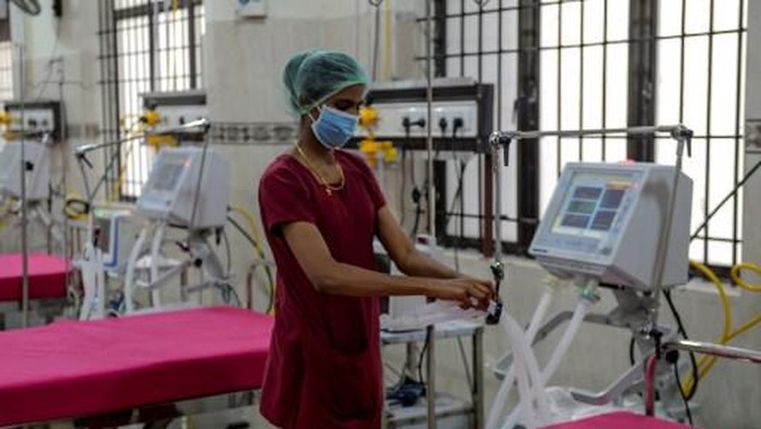 Ventilator A medical staff checks on a ventilator of an intensive care unit at a newly inaugurated hospital by the Tamil Nadu state during a government-imposed nationwide lockdown as a preventive measure against the COVID-19 coronavirus, in Chennai on March 27, 2020. (Photo by Arun SANKAR / AFP)