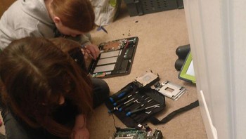 Ayah kami bosan!, lantas ayahnya meminta anak-anaknya untuk membongkar laptop dan desktop kemudian memasangnya kembali. Foto: tardiusmaximus via Bored Panda