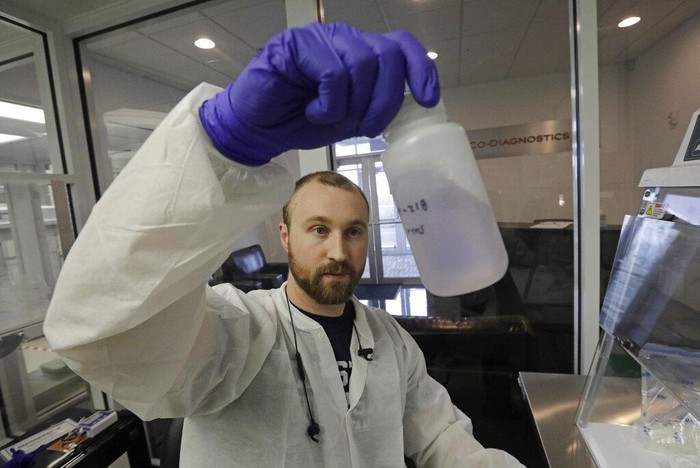 Laboratorium yang berbasis di AS telah menciptakan sebuah alat tes portabel yang bisa menunjukkan apakah seseorang terinfeksi virus corona dalam waktu 5 menit.