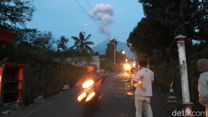 Gunung Merapi erupsi dilihat dari Boyolali, Sabtu (28/3/2020).