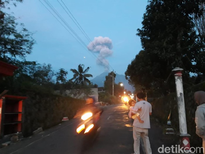 Gunung Merapi erupsi dilihat dari Boyolali, Sabtu (28/3/2020).