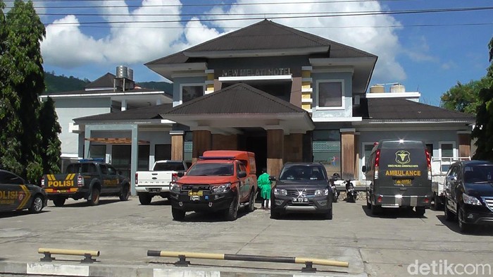 Petugas evakuasi mayat WN Jerman dari salah satu hotel di Kota Gorontalo (Ajis Khalid/detikcom)