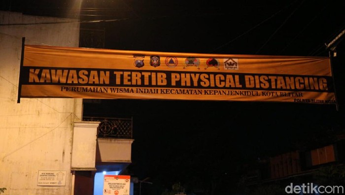 Polresta Blitar akan menutup dua ruas jalan untuk menerapkan physical distancing. Selain itu, upaya memutus rantai penyebaran virus corona juga diterapkan di beberapa perumahan di Kota Blitar.
