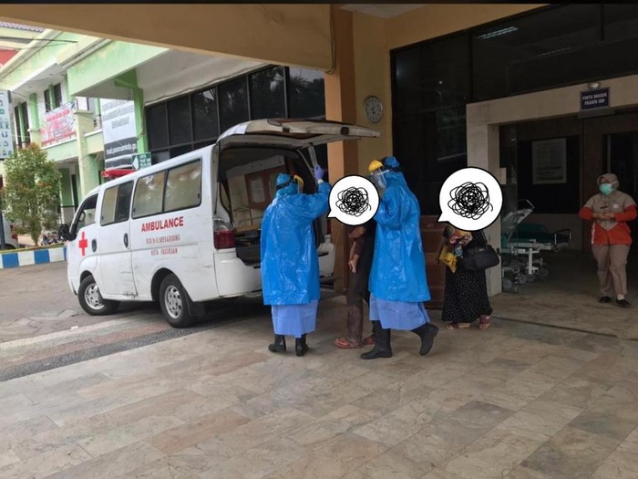 Sebuah foto dua petugas memakai Alat Pelindung Diri (APD) virus corona mengevakuasi pasien dari IGD RSUD dr R Soedarsono Kota Pasuruan membuat heboh. Foto ini menyebar melalui aplikasi percakapan WhatsApp.