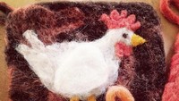 Andrea juga membuat miniatur ayam dengan bahan wol. Ayam yang ia buat ukurannya cukup besar. Wah bagus ya! Foto: Instagram @andreaanimates
