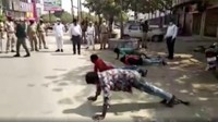 Polisi India juga menghukum push up mereka pelanggar lockdown, (Twitter: @shawn_reynolds)