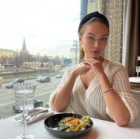 Nama Yana Koshkina memang cukup populer di Rusia. Wanita yang berasal dari St Petersburg ini merupakan pembawa acara TV di Channel One Rusia dan sering dikerumuni oleh pengagum pria.  Foto: Instagram