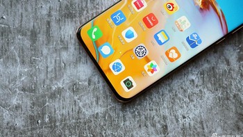 Huawei membuat tepia melengkung di keempat sisi layar. Foto: Sina Mobile