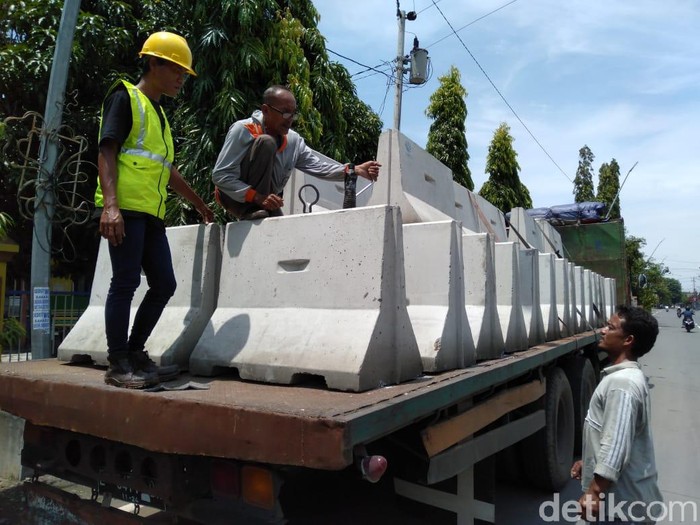 Beton yang akan dipakai untuk tutup akses masuk Kota Tegal, Sabtu (28/3/2020).