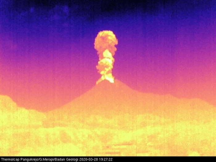 Gunung Merapi erupsi, Sabtu (28/3/2020) malam.