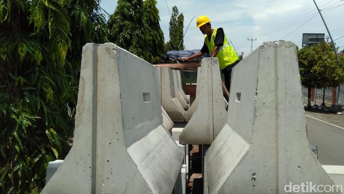 Ini Penampakan Beton Pemblokir Jalan Jelang Tegal Lockdown Dua hari menjelang local lockdown di Kota Tegal, MBC beton mulai datang dan siap dipasang. Beton tersebut akan digunakan untuk memblokir jalan akses masuk ke Kota Tegal.