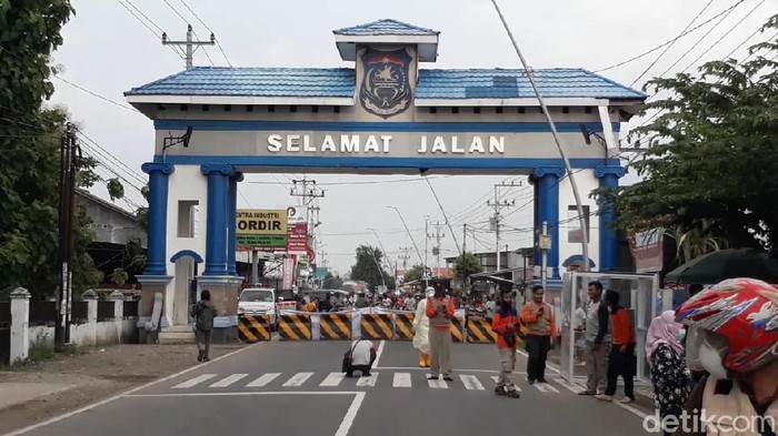 Pemasangan beton penutup akses keluar masuk Kota Tegal, Minggu (29/3/2020).