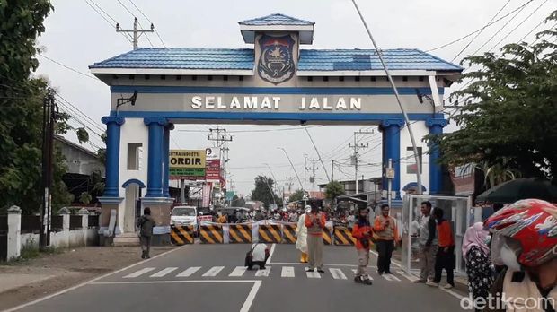 Walkot Pimpin Pasang Beton, Kota Tegal Resmi Isolasi Wilayah Besok
