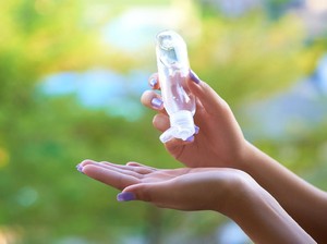 Kreatif! Sejumlah Pemuda di Polman Bikin Hand Sanitizer dari Daun Sirih