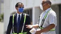Menteri Kesehatan Venezuela, Carlos Alvarado Gonzalez, tampak hadir di Bandara Maiquetia saat pesawat yang berisi bantuan alat medis dari China tiba di Venezuela. Carlos tampak berbincang dengan salah satu perwakilan dari China di Venezuela yakni Li Baorong.