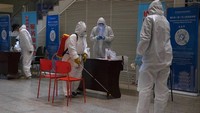 Penyemprotan disinfektan pun dilakukan di sejumlah bagian stasiun sebagai salah satu upaya untuk mengantisipasi penyebaran virus Corona di area tersebut.