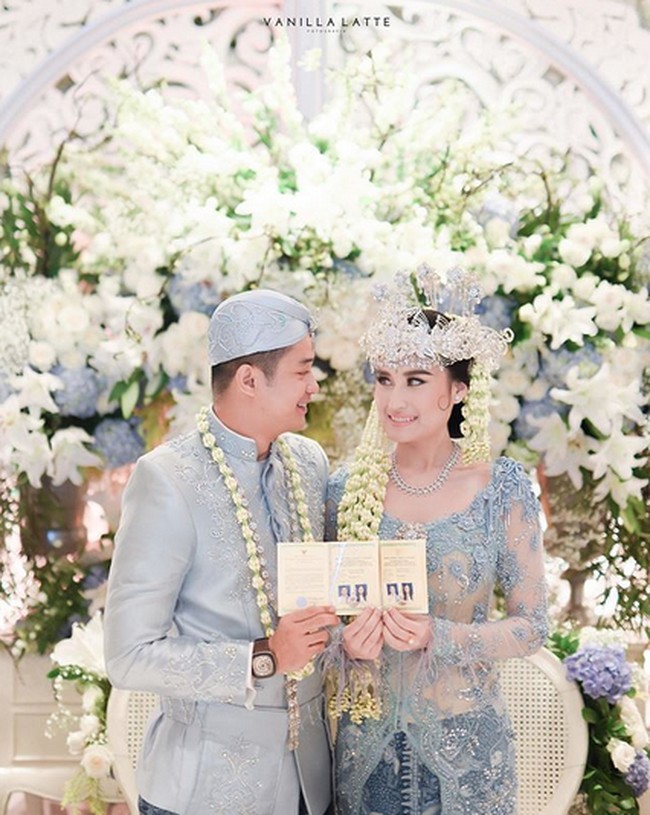 Adly Fairuz menikah dengan Angbeen Rishi pada 28 Maret 2020. Pernikahan mereka tidak dihadir ibu Angbeen, Yulia Wirawati. Kala itu ia bahkan tidak tahu putrinya menikah. Hal itu disebabkan karena restu yang tak diberikan sang bunda pada kekasih pilihan hati Angbeen. Foto: Instagram