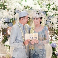 Adly Fairuz menikah dengan Angbeen Rishi pada 28 Maret 2020. Pernikahan mereka tidak dihadir ibu Angbeen, Yulia Wirawati. Kala itu ia bahkan tidak tahu putrinya menikah. Hal itu disebabkan karena restu yang tak diberikan sang bunda pada kekasih pilihan hati Angbeen. Foto: Instagram