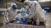 Upaya pencegahan penyebaran virus Corona pun masih dilakukan oleh otoritas setempat, salah satunya dengan melakukan pemeriksaan suhu tubuh kepada para penumpang yang tiba di stasiun kereta di kawasan Wuhan, China.  AP Photo/Ng Han Guan.