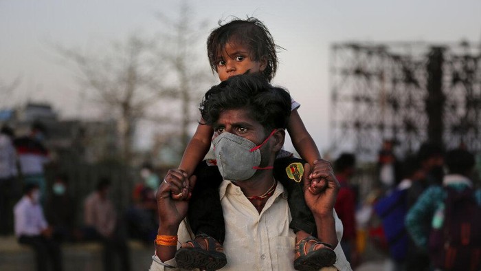Ratusan Warga India Tinggalkan New Delhi India terapkan lockdown nasional beberapa waktu lalu. Meski dilarang keluar rumah, warga India ramai-ramai tinggalkan kota untuk kembali ke kampung halaman.