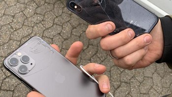 iPhone XS pecah, tapi tempat servis tutup karena corona, jadi langsung beli iPhone 11 Pro. Pas baru dibuka dari kotaknya, jatuh dan pecah (Boredpanda)
