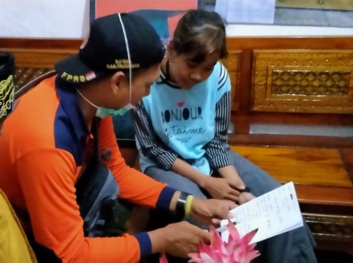Siswi kelas 2 SD di Kabupaten Pasuruan, Adelia Savitri hanyut saat mandi di sungai. Hingga saat ini belum diketahui nasibnya.