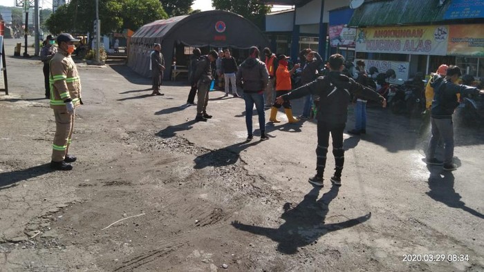 Penyemprotan disinfektan bagi pendatang di Terminal Secang, Kabupaten Magelang, Minggu (29/3/2020).
