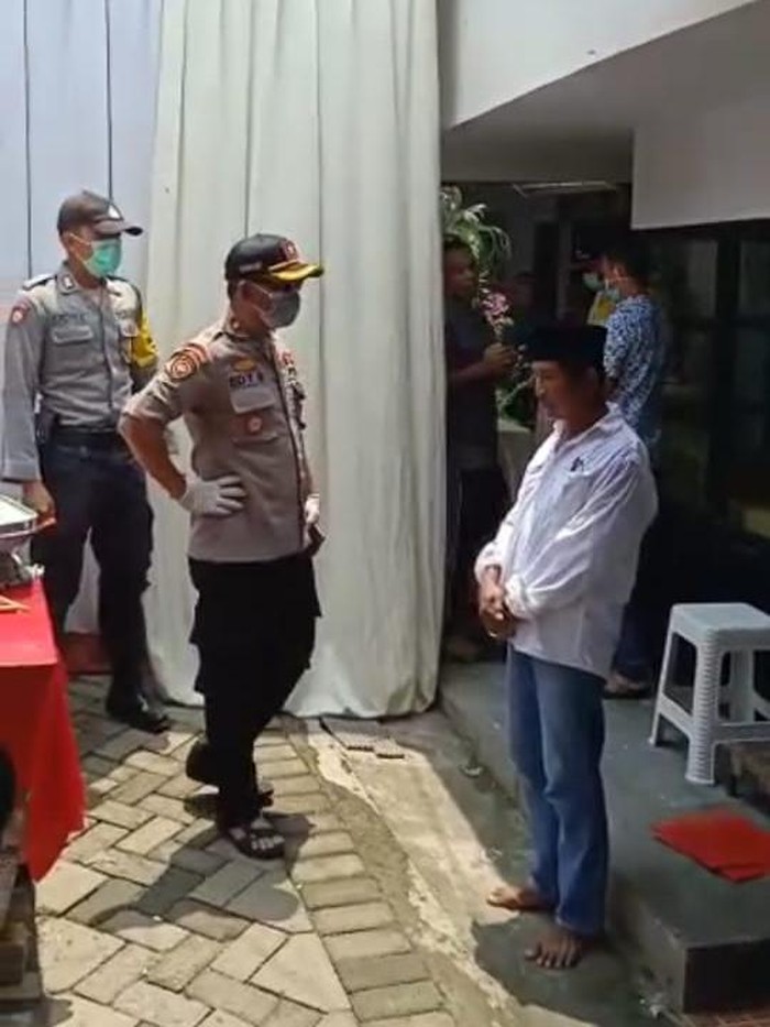 Polisi membubarkan arisan guru Madrasah Ibtidaiyah (MI) di Jember untuk menekan penyebaran corona. Petugas sempat memberikan teguran keras pada penyelenggara yang awalnya ngotot meneruskan acara.