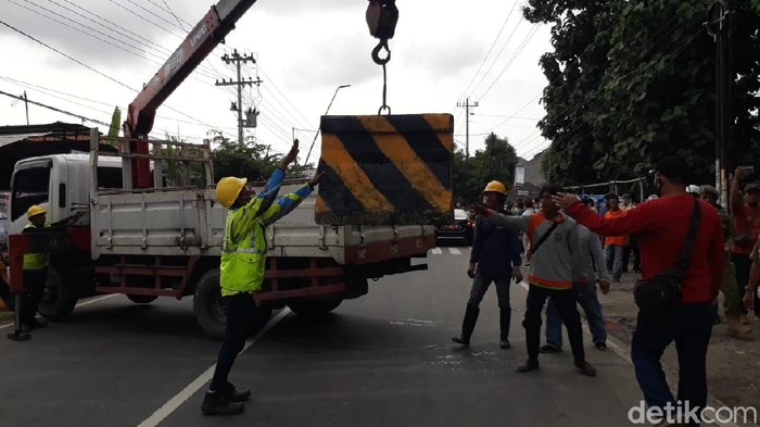Pemasangan beton penutup akses keluar masuk Kota Tegal, Minggu (29/3/2020).