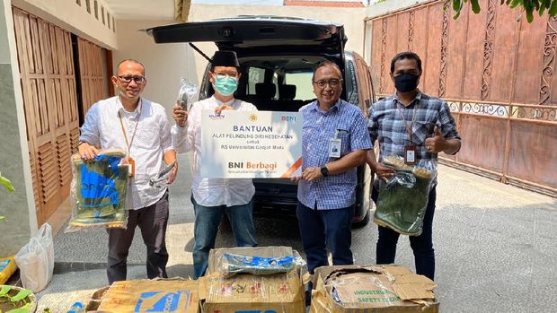 BNI Salurkan APD ke 7 RS Pendidikan dan Lab Rujukan di Universitas
